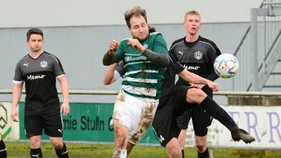Bild: mr
Florian Weingärtner (Mitte) haut sich bei den Dieterskirchenern voll rein. Der Stürmer trifft auch in dieser Saison gut (8 Tore), obwohl das Team auf dem vorletzten Platz der Kreisliga West steht.