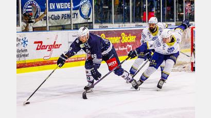 Archivbild: Werner Moller
Die Blue Devils gewannen am Freitag beim EV Lindau mit 5:1. Das Bild zeigt eine Szene aus dem Hinspiel (5:2) mit dem Weidener Tyler Ward (links).