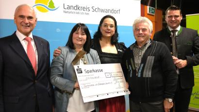 Bild: Hirsch
Vereinsvorsitzender Alois Hagl (links), Landrat Thomas Ebeling (rechts) und Laudatorin Sissy Thammer (Mitte) überreichten den Vertretern des Paschervereins im Schönseer Land, Birgit Höcherl (Zweite von links) und Andreas Ebnet (Zweiter von rechts), den Kultur-Zukunftspreis in der Kategorie "Darstellende und bildende Kunst".