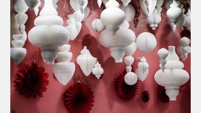 Bild: Franziska Gabbert/dpa
Edel-Look: Weihnachtsdeko aus Papier.