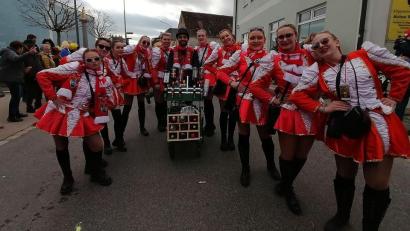 Archivbild: Graja/exb
Faschingszug macht immer Spaß: Das Bild zeigt Gardemädchen der Nabburger Faschingsgesellschaft beim Umzug in Pfreimd 2023.