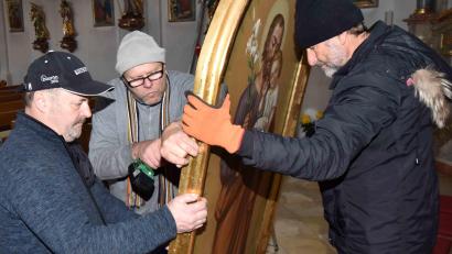 Bild: Thomas Sporrer
Nach der Anlieferung packten Mitglieder der Kirchenverwaltung und weitere Helfer mit an, um die Bilder fachgerecht in die Altäre einzubauen. Im Bild: (von links) Kirchenpfleger Gerhard Hecht, Adalbert Sporrer und Wolfram Strehl.
