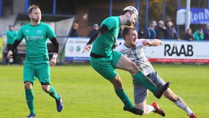 Archivbild: war
Im Top-Spiel zwischen dem FC Weiden-Ost und dem SV Etzenricht wird es am Samstag ordentlich zur Sache gehen. So wie in dieser Szene aus dem Hinspiel zwischen dem Etzenrichter Martin Pasieka (rechts) und Lukas Hegner (Mitte) vom FC Ost.