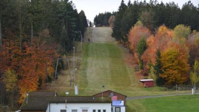 Bild: dob
Mehr grasgrüne als schneeweiße Tage: Wie auf diesem Bild sah der Skilift am Fahrenberg häufig aus. Nun stellt der TV Vohenstrauß im März 2025 den Betrieb ein. Wie es weitergeht, ist unklar.