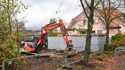 Bild: Petra Hartl
"Wer hat so etwas genehmigt?": Die Baustelle für eine Doppelgarage beim Jugendzentrum Klärwerk in Amberg ist Stadtrat Dieter Mußemann ein Dorn im Auge.