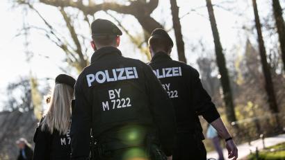 Symbolbild: Matthias Balk/dpa
Bei einer abendlichen Polizeikontrolle im Sulzbach-Rosenberger Stadtpark hat sich ein 17-Jähriger ein Wortgefecht mit den Beamten geleistet.