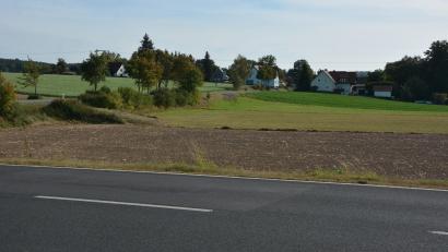 Archivbild: jr
Eine der drei derzeit im Gebiet der Marktgemeinde Konnersreuth geplanten Freiflächen-Photovoltaikanlage soll hier nahe Neudorf an der Staatsstraße zwischen Konnersreuth und Waldsassen entstehen.