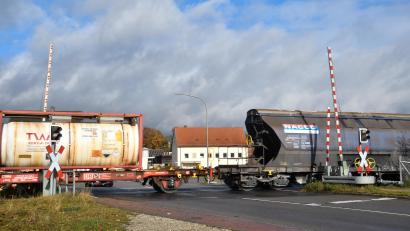 Bild: Petra Hartl
Selbst wenn ein Zug kommt, bleibt die Schranke am Hirschauer Bahnübergang derzeit offen. Autofahrer sollten vorsichtig sein. Die Züge fahren hier jedoch sehr langsam und kündigen ihr Kommen durch lautes Hupen an.