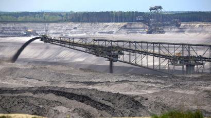 Bild: Robert Michael/dpa
Die Suche nach Braunkohle im sogenannten Tagebau verwandelt blühende Landschaften weitflächig in "Mondkrater". In dieser beruflichen Umgebung war Max Schuierer tätig als einfacher Kumpel im Braunkohlebergwerk Wackersdorf, später als Betriebsratsvorsitzender der BBI.