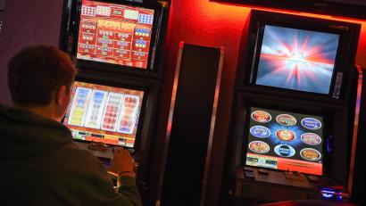 Symbolbild: Britta Pedersen/dpa
Die Polizei in Schwandorf erwischt zwei Männer, die jeweils zwei Spielautomaten gleichzeitig bedienten.