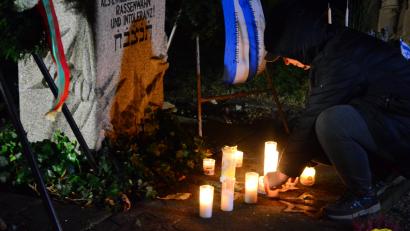 Bild: Kunz
Brennende Kerzen am Gedenkstein für die 56 Weidener Holocaust-Opfer.