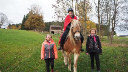 Bild: bl
Flankiert von Leonie (links) und Marie Bauer führt Carolin Rosenmüller seit drei Jahren als Sankt Martin den Umzug des Kindergartens in Pertolzhofen an und lässt dabei die Vorsicht nie außer Acht. .