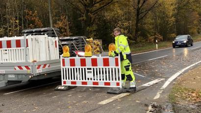 Bild: dob
Kaum tragen die Männer die Absperrbaken weg, rollen schon die ersten Fahrzeuge auf dem sanierten Streckenabschnitt zwischen Waldau und Zeßmannsrieth.