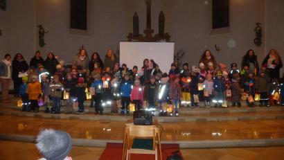 Bild: bk
Im Altarraum der Kirche beten und singen die Kinder.