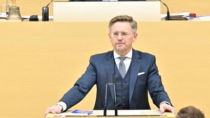 Bild: Bildarchiv Bayerischer Landtag, Foto Rolf Poss
Tobias Reiß am Rednerpult im Landtag: Künftig wird er als Landtagsvizepräsident öfter auch oberhalb des Rednerpults sitzen und die Sitzungen mit leiten.