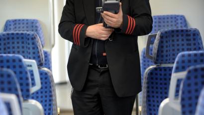 Symbolbild: Franz-Peter Tschauner
In Sulzbach-Rosenberg wurden zwei Männer von der Polizei aus dem Zug begleitet, weil sie keinen Fahrschein hatten. Eine Extra-Zahlung mussten sie ebenfalls leisten.