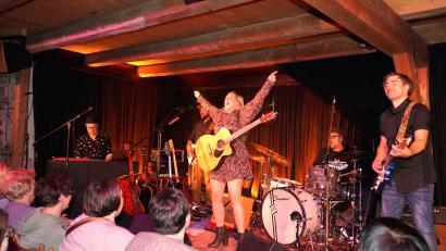 Bild: fvo
Claudia Koreck mit Band am Schafferhof. Mit dabei: Ehemann Gunnar Graewert (links am Keyboard).