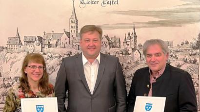 Bild: jp
Bürgermeister Stefan Braun (Mitte) händigt den neuen Kastler Ortsheimatpflegern Sabine Palesch und Wolfgang Herdegen die Ernennungsurkunden aus.