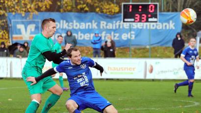Bild: war
Ost-Stürmer Noah Forster (links) und der Etzenrichter Spielertrainer Andreas Wendl im Zweikampf: Der FC Weiden-Ost gewann das Derby und Spitzenspiel mit 2:0 und löste damit den Gegner als Tabellenführer der Bezirksliga Nord ab.