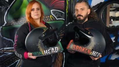 Bild: jut
Wer hält hier das Original und wer die Fälschung in den Händen? Ist es Sophie Fleischmann oder Stefan Mädl? Die Auflösung: Der linke Helm ist die Kopie aus den USA, rechts das Original aus Weiden.