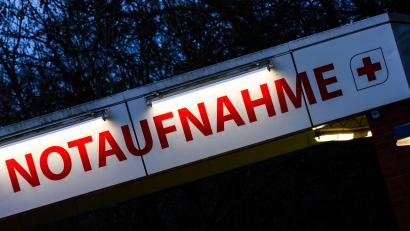 Symbolbild: Julian Stratenschulte/dpa
Unter anderem haben die Angreifer einem Mann das Bein gebrochen, als sie ihn nachts überfielen.