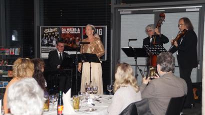 Bild: wel
Sängerin Romy Börner und die drei Musiker unterhalten die Gäste im Foyer der Schwarzachtalhalle mit Wiener Liedern.