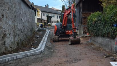 Bild: bnr
Die geplante Straßenverengung entlang der Friedhofsmauer sorgt bei einem Anlieger für große Verärgerung. Jetzt kann er mit keinem Fuhrwerk seine Hofstelle anfahren.