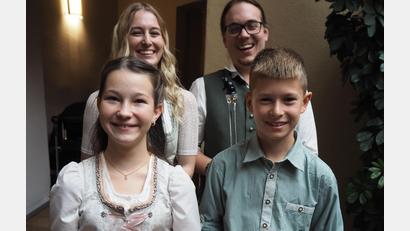 Bild: krb
Emma I. (Emma Herbrecher, 12 Jahre) und Lukas I. (Lukas Spachtholz, 13 Jahre) sind das Kinderprinzenpaar. Andreas IV. (Andreas Frischholz) und Marie I (Marie Spachtholz) führen das Glaszepter als Prinzenpaar.