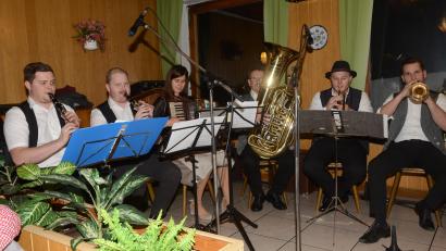 Bild: bey
Die "Jungen Alfelder Musikanten" begeisterten die Gäste bei der Dotschkirwa im "Weißen Rössl"