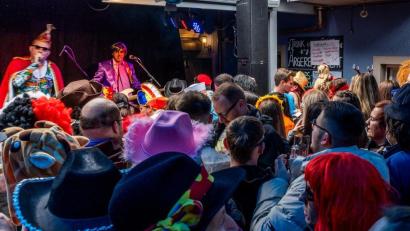 Bild: Denise Helmschrott
Bei "Volker & die Folgsamen" war im Blauen Haus zum Start in den Fasching standesgemäß richtig viel los.