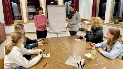 Bild: nza
Vier Jugendliche haben sich gemeldet und wollen als Medientutoren ihr Wissen an ihre Mitmenschen weitergeben. Mit im Bild ist Heike Kunte (stehend, rechts) vom Lions-Club Tirschenreuth, der das Projekt mit einer finanziellen Spende unterstützt.