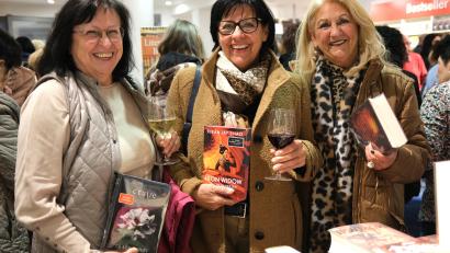 Bild: Hirsch
Erleben einen unterhaltsamen Abend in der Buchhandlung Rupprecht (von links): Gabi Dörfler, Susi Schönfelder und Ilona Knecht-Jesberger.
