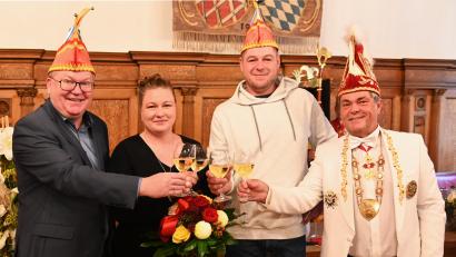 Bild: gf
Auf eine fröhliche Faschingssaison stoßen Oberbürgermeister Michael Cerny, das Prinzenpaar Sabrina I. und Dominik I. sowie Narrhalla-Präsident Jürgen Mühl (von links) an.