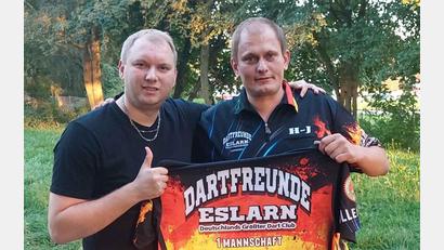 Bild: gz
Der dreifache tschechische Meisterdarter Vaclav Schieferdecker (rechts) verstärkt seit Saisonbeginn die "Erste" der Dartfreunde Eslarn. Mannschaftsführer Hans-Jürgen Bauer freut sich.