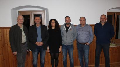 Bild: mnt
Das Planungsbüro KSI stellt die Machbarkeitsstudie zum Nahwärmenetz im Gasthaus Träxler vor. Im Bild von links Bürgermeister Walter Schauer, Karl Kaiser (Geschäftsleiter KSI), Sarah Lagani (Projektleiterin KSI), Thomas Rohrmüller, Heiner Reitinger, Wolfgang Schwab (alle Planungsteam Nahwärmenetz)