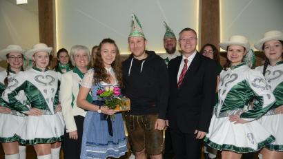 Bild: bey
Mit Patrick I. und Stefanie I. hat der Hammerleser Faschingsverein endlich wieder ein Faschingsprinzenpaar. Darüber freuen sich HFV-Präsidentin Verena Hoch (links neben der Prinzessin) und Bürgermeister Reinhard Sollfrank.