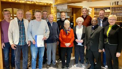Bild: gri
Die Geehrten des VdK Freudenberg mit dem neuen Vorsitzenden Andreas Kurth (hinten, Zweiter von rechts), Bürgermeister Alwin Märkl (hinten rechts), Kreisvorsitzende Marianne Kies-Baldasty (vorne, Dritte von rechts), Pfarrer Moses Gudapati (vorne, Zweiter von rechts) und Zweiter Vorsitzender Marianne Gradl (vorne, rechts).