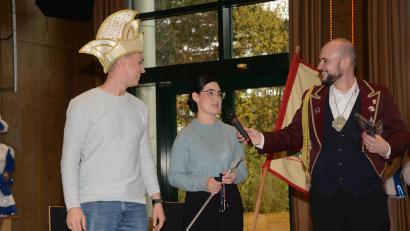 Bild: bey
Das neue Vohenstraußer Faschingsprinzenpaar Thomas VII. und Vanessa II. wird von Präsident und Ersten Vorsitzender des VFV, Thomas Meyer, den zahlreichen Besuchern der Proklamation in der Vohenstraußer Stadthalle vorgestellt.