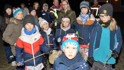 Bild: Helmut Greger/exb
In Weihermühle singen die Kinder an Sankt Martin an jeder Haustür ein Lied. Heuer gab es bei Rolf Heindl sogar noch ein Geburtstagsständchen.