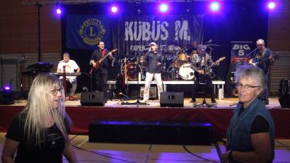 Bild: Hirsch
Die Rockband "Big 5" holt sich Verstärkung auf die Bühne. Landrat Thomas Ebeling (Zweiter von links auf der Bühne) greift beim "Bodenwöhrer Hammerrock" mit in die Saiten. Zur Musik darf getanzt werden.