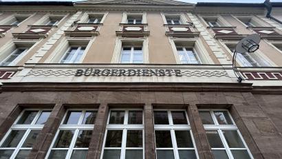Bild: Andreas Royer
Im Haus für Bürgerdienste hat die Sulzbach-Rosenberger Stadtverwaltung ihren Hauptsitz. Im Stadtrat war die Auslagerung von deren IT (Informationstechnik/Elektronische Datenverarbeitung per Computer) ein Thema.