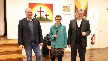 Bild: cog
Der scheidende Dekan Karlhermann Schötz und die beiden künftigen Dekane des fusionierten Dekanatsbezirks Sulzbach-Rosenberg/Cham Weiden, Ulrike Dittmar und Thomas Guba (von links), erläuterten bei der Dekanatssynode die geplante Fusion der Dekanatsbezirke.