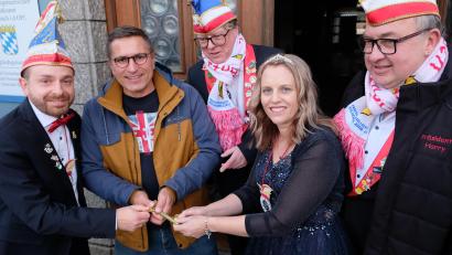 Bild: do
Wehmütig überreicht Bürgermeister Marcus Gradl (Zweiter von links) dem neuen Prinzenpaar Michl I. (limks) und Franzi I (Vierte von links) den Rathausschlüssel. Fortan herrschen die Hoheiten bis zum Aschermittwoch über die Stadt. Darüber freuen sich auch EFG-Vorsitzender Michael König (Dritter von links) und Präsident Harald Wohlrab (rechts).
