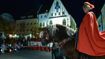 Bild: Stephan Huber
Die Basilika St. Martin in Amberg hat am Martinstag auch ihr Patrozinium. Im vergangenen Jahr hatte es hier erstmals einen Martinszug durch die Altstadt gegeben: Weil der so gut ankam, gab es heuer eine Neuauflage am Marktplatz, auch wieder mit einem heiligen Martin auf einem Pferd.