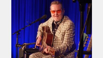 Bild: Lowak
Stefan Stoppok ist einfach gut drauf. Ein paar Gitarren und seine Stimme – mehr braucht er nicht, um dem Publikum am Schafferhof einen wunderbaren Abend zu bereiten.