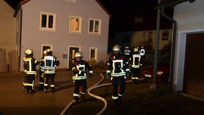 Bild: dob
Rund 35 Feuerwehrkräfte sind am Freitagabend in Waldthurn vor Ort. Aus einem Wohnhaus dringt starker Rauch.