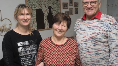 Bild: kek
Zum 80. Geburtstag von Monika Gsell (Mitte) gratulierten unter anderem Tochter Birgit und Dritter Bürgermeister Norbert Gradl.
