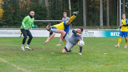 Bild: Niklas vom Ende/exb
Julian Schindler (vorne) steuerte zum 5:2-Auswärtssieg des TSV Waldershof bei der SG Selb-Plößberg/Schönwald drei Treffer bei.