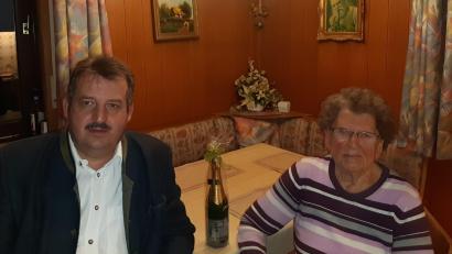 Bild: Stadt Schönsee/exb
Bürgermeister Reinhard Kreuzer gratuliert Anna Lerner in Dietersdorf zum Geburtstag.