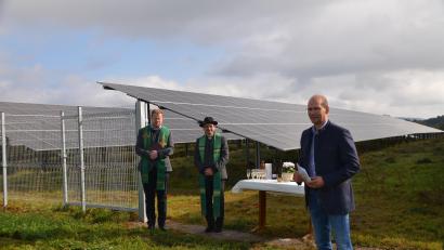 Bild: ak
Ely Eibisch (rechts) bei der Einweihung der neuen Photovoltaikanlage im Oktober 2023.